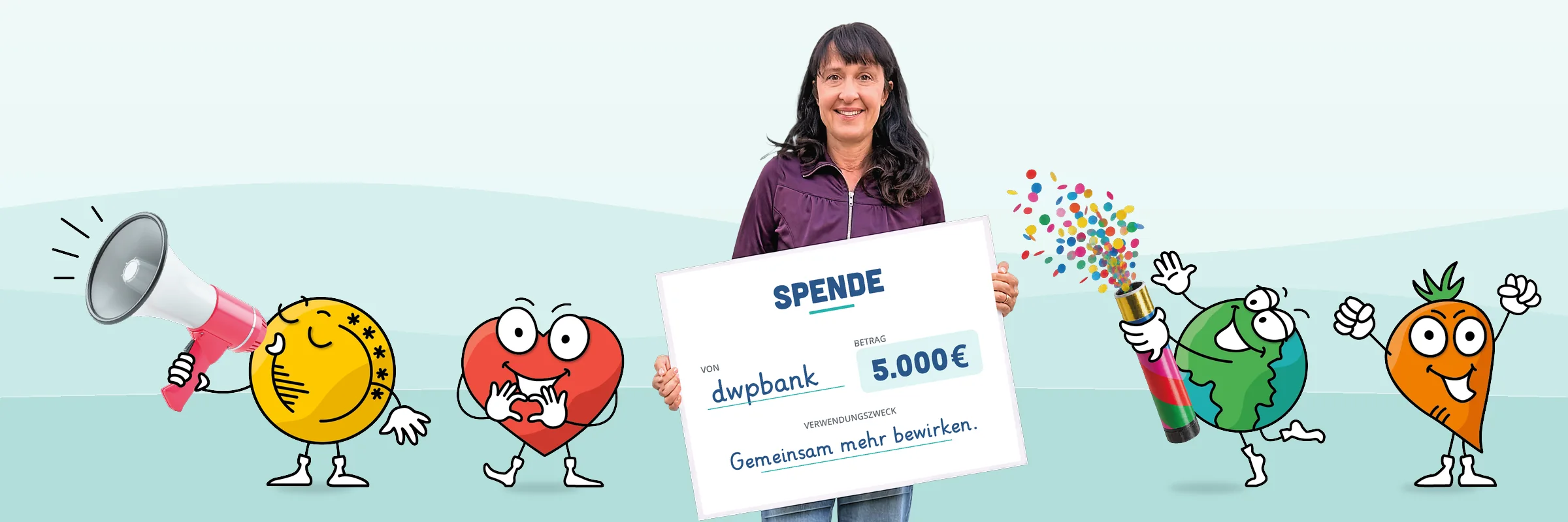 Diana Bartl hält einen großen Spendencheck: Spende von dwpbank, 5.000 Euro, Verwendungszweck „Gemeinsam mehr bewirken.“ Neben ihr freuen sich die Maskottchen von WERTvoll macht Schule: eine Münze mit Megafon, ein Herz, eine Erde mit Konfetti und eine Karotte. Hintergrund in Mint und Türkis.