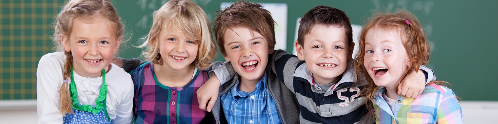 Glückliche Kinder im Klassenzimmer